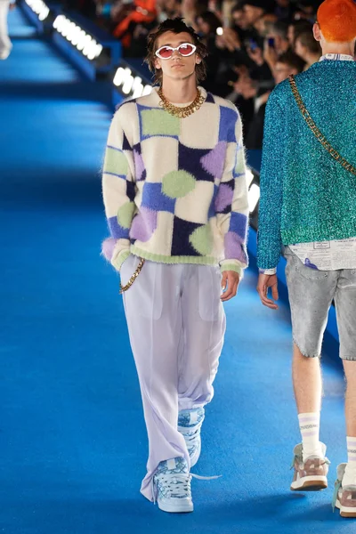 Look 16